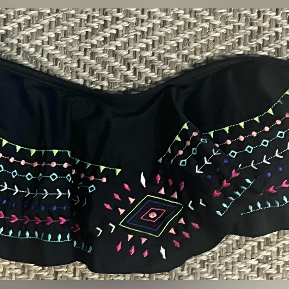 PRE-OWNED ARIZONA JEANS JUNIORS RUFFLED BIKINI TOP- BLACK- MEDIUM